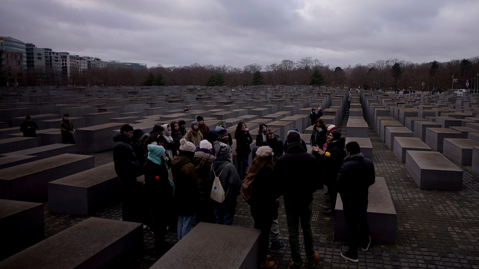 Turisták a berlini holokauszt emlékműnél 