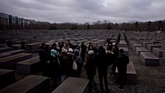 Turisták a berlini holokauszt emlékműnél 