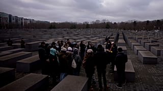 Turisták a berlini holokauszt emlékműnél 