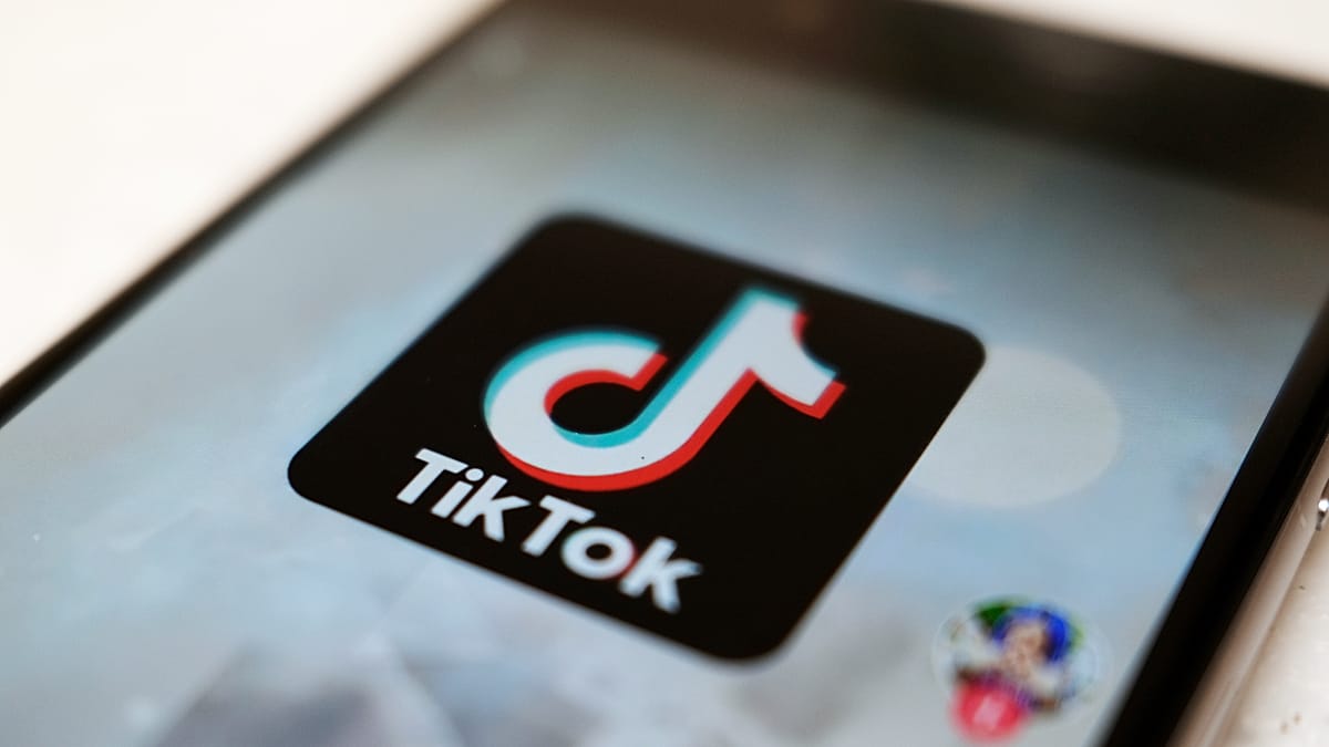 Το λογότυπο του TikTok εμφανίζεται στην οθόνη ενός smartphone