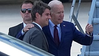 Präsident Joe Biden umarmt den französischen Premierminister Gabriel Attal bei seiner Ankunft am Flughafen Orly am Mittwoch, dem 5. Juni 2024.