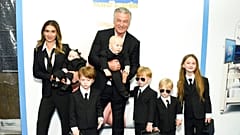  Ο Alec Baldwin, στο κέντρο, ποζάρει με τη σύζυγό του, Hilaria Baldwin, και έξι από τα παιδιά τους στην παγκόσμια πρεμιέρα της ταινίας "The Boss Baby": Family Business" στη Νέα Υόρκη στις 22 Ιουνίου 2021.