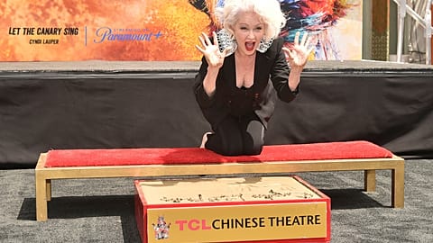 Cyndi Lauper laisse ses empreintes devant le Chinese Theater de Los Angeles le 5 juin 2024