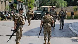 Λιβανέζοι στρατιώτες κοντά στην αμερικανική πρεσβεία