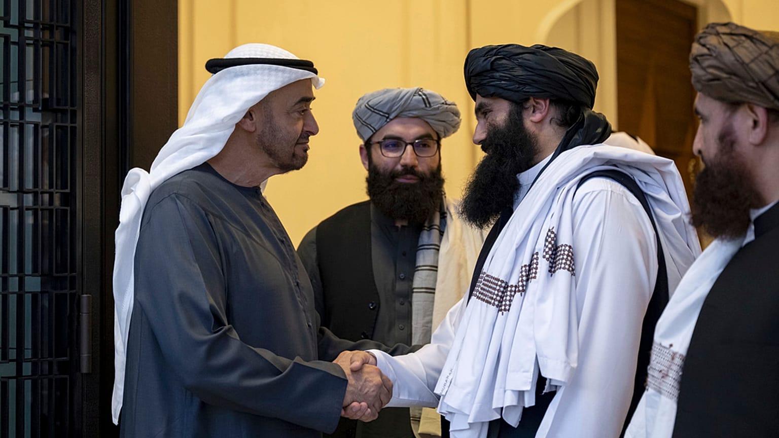 شیخ محمد بن زاید آل نهیان، رهبر امارات، حاکم ابوظبی، با سراج الدین حقانی، مقام طالبان روز سه شنبه در کاخ قصر الشاطی در ابوظبی، امارات عربی متحده دیدار کرد.