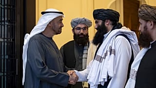 شیخ محمد بن زاید آل نهیان، رهبر امارات، حاکم ابوظبی، با سراج الدین حقانی، مقام طالبان روز سه شنبه در کاخ قصر الشاطی در ابوظبی، امارات عربی متحده دیدار کرد.