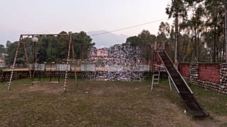 "Air of the Anthropocene schafft Räume und Orte für die Diskussion über Luftverschmutzung", sagt Professor Pope, der die Ausstellung mitgestaltet hat.