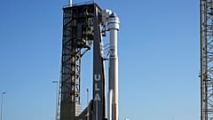 Η κάψουλα Starliner της Boeing, πάνω σε έναν πύραυλο Atlas V, βρίσκεται στην εξέδρα εκτόξευσης στο Space Launch Complex 41, τη Δευτέρα 3 Ιουνίου 2024, στο Ακρωτήριο Κανάβεραλ της Φλόριντα.