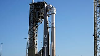 Η κάψουλα Starliner της Boeing, πάνω σε έναν πύραυλο Atlas V, βρίσκεται στην εξέδρα εκτόξευσης στο Space Launch Complex 41, τη Δευτέρα 3 Ιουνίου 2024, στο Ακρωτήριο Κανάβεραλ της Φλόριντα.