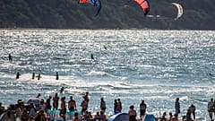 Parasurfer und Badegäste genießen die Sonne am Ostseestrand von Warnemünde, Deutschland, Samstag, 10. Juni 2023. 