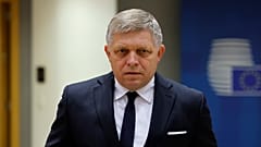 ملف - رئيس وزراء سلوفاكيا روبرت فيكو يصل إلى اجتماع مائدة مستديرة في قمة الاتحاد الأوروبي في بروكسل، الخميس 1 فبراير 2024. 