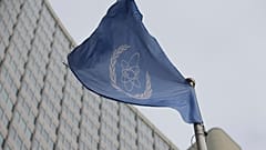 علم الوكالة الدولية للطاقة الذرية أمام مقرها الرئيسي في فيينا، النمسا
