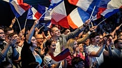 Anhänger der rechtsextremen französischen Nationalen Sammlungsbewegung schwenken am Freitag, den 24. Mai 2024, während einer Versammlung zu den bevorstehenden Europawahlen in Henin-Beaumont, Nordfrankreich, Fahnen. 