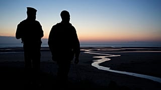 Des vétérans sur la plage de Omaha Beach en Normandie