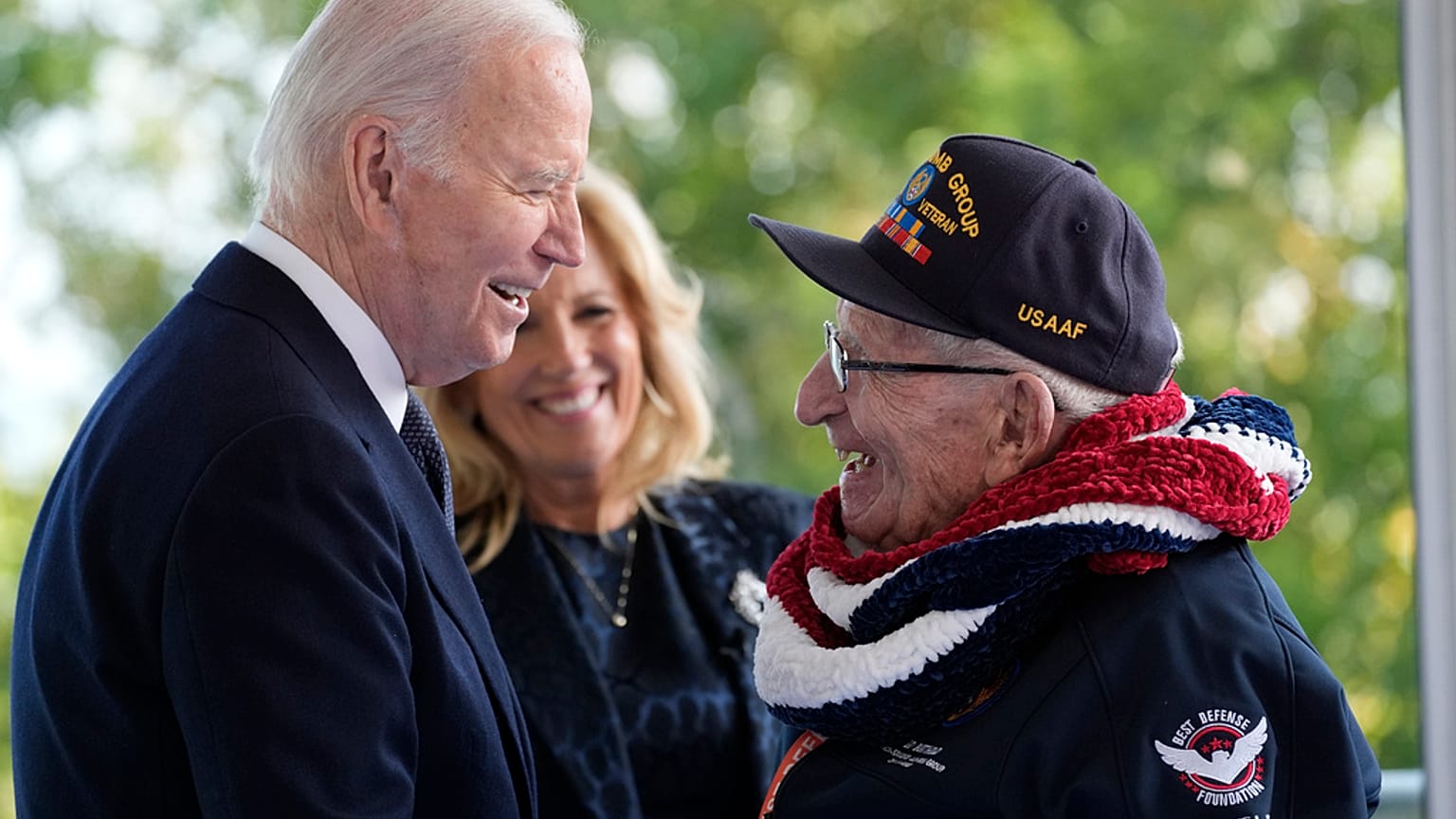 Präsident Joe Biden und First Lady Jill Biden begrüßten am 6. Juli einen Veteranen des Zweiten Weltkriegs.