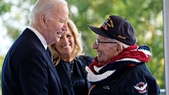 Präsident Joe Biden und First Lady Jill Biden begrüßten am 6. Juli einen Veteranen des Zweiten Weltkriegs.