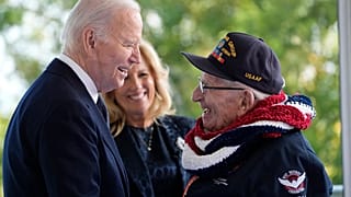 Präsident Joe Biden und First Lady Jill Biden begrüßten am 6. Juli einen Veteranen des Zweiten Weltkriegs.