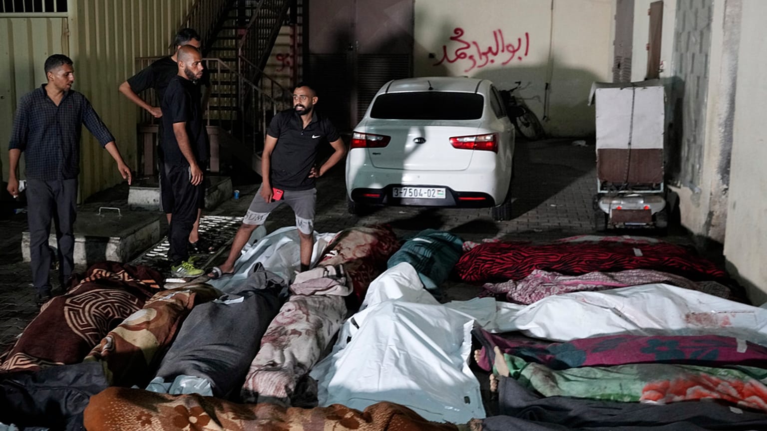 Des Palestiniens pleurent leurs morts après les derniers bombardements israéliens, jeudi 6 juin 2024.