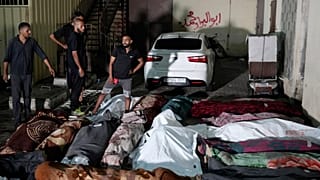 Des Palestiniens pleurent leurs morts après les derniers bombardements israéliens, jeudi 6 juin 2024.