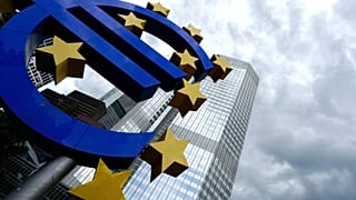 Fájlkép az eurószoborról az Európai Központi Bank épülete előtt Frankfurtban