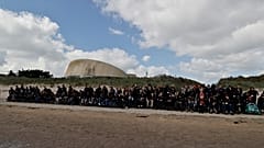 Imagen de un numeroso grupo de personas que se reunió en la playa Utah Beach, para conmemorar el 80º aniversario del 'Día D'. 