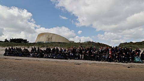 Imagen de un numeroso grupo de personas que se reunió en la playa Utah Beach, para conmemorar el 80º aniversario del 'Día D'. 