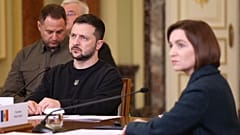 Von links nach rechts: Volodymyr ZELENSKYY (Präsident der Ukraine), Maia SANDU (Präsidentin der Republik Moldau)