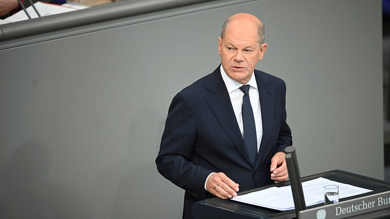 Il cancelliere tedesco Olaf Scholz si è impegnato a inasprire le regole contro i migranti che si rendano colpevoli di crimini violenti in Germania