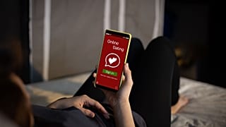 Το δημαρχείο του Τόκιο αναπτύσσει μια εφαρμογή γνωριμιών για να ενθαρρύνει το γάμο και τον τοκετό