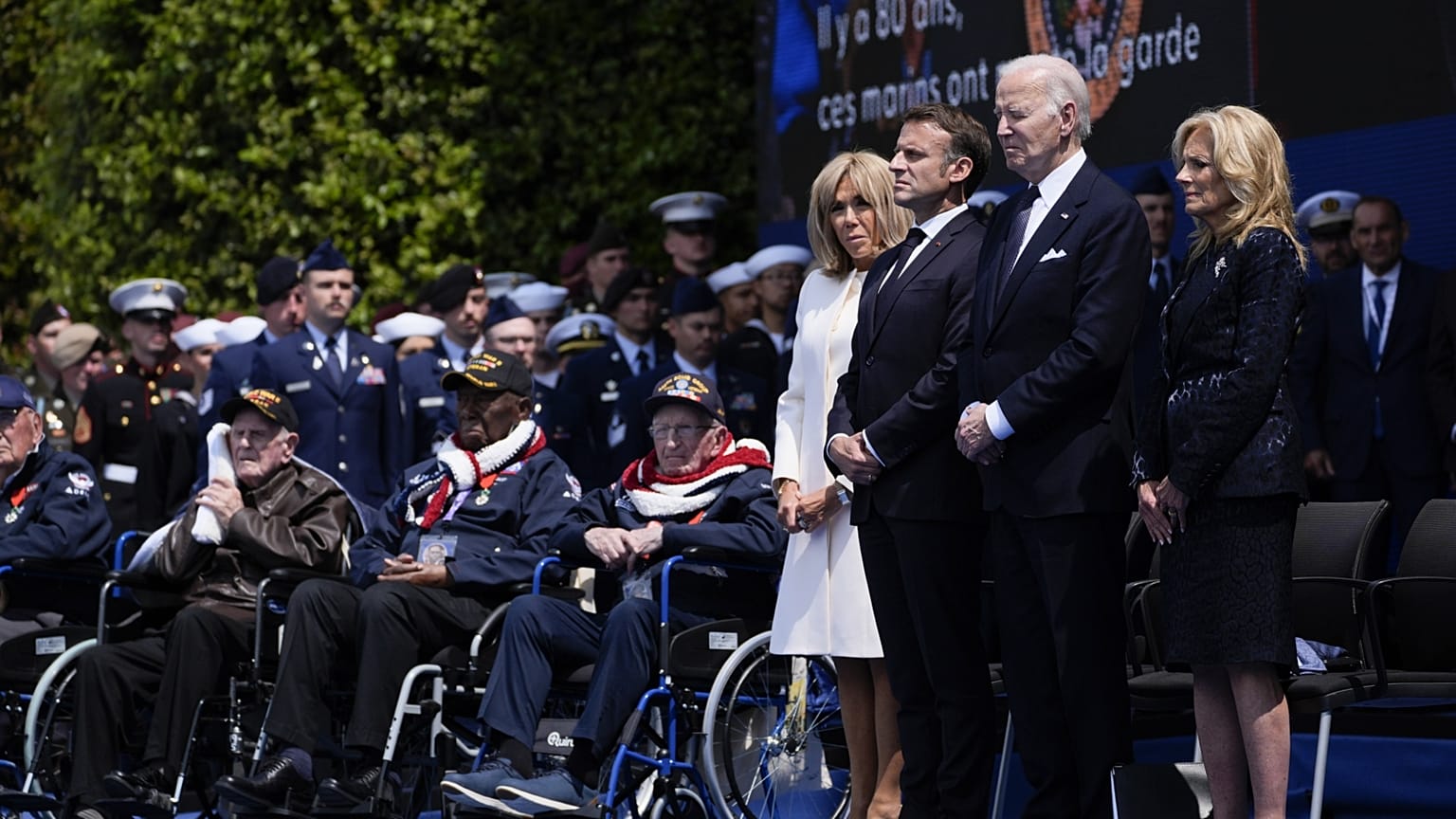 Az amerikai és a francia elnök feleségeikkel veteránok körében Normandiában