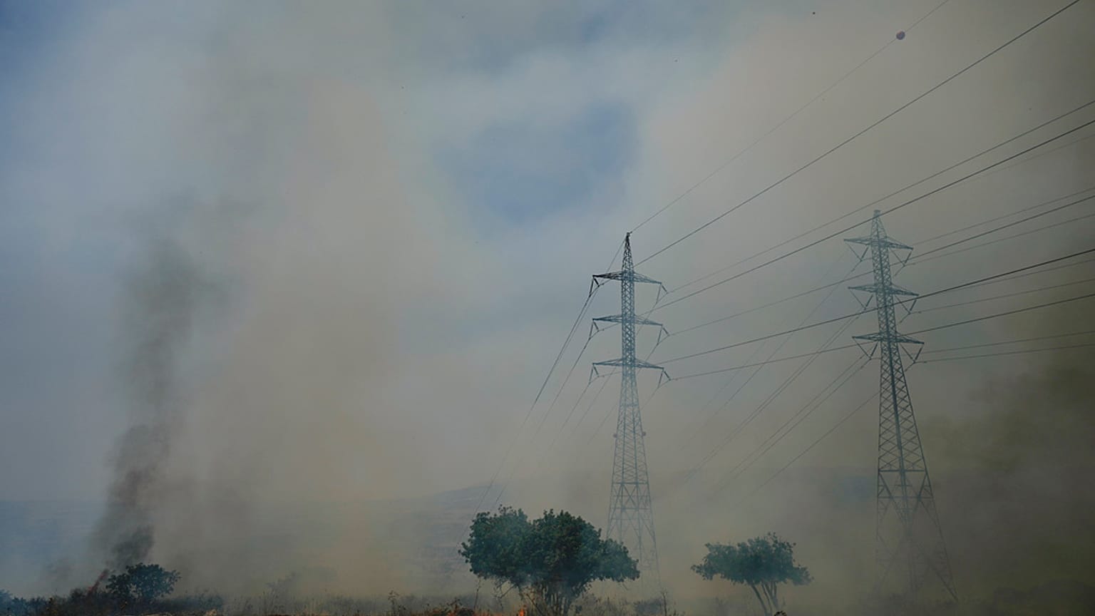 Un incendio divampa vicino ai tralicci dell'elettricità situati nei pressi della comunità di Ramot Naftali, nel nord di Israele  al confine con il Libano, 4 giugno 2024