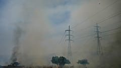 Un incendio divampa vicino ai tralicci dell'elettricità situati nei pressi della comunità di Ramot Naftali, nel nord di Israele  al confine con il Libano, 4 giugno 2024