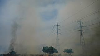 Un incendio divampa vicino ai tralicci dell'elettricità situati nei pressi della comunità di Ramot Naftali, nel nord di Israele al confine con il Libano, 4 giugno 2024