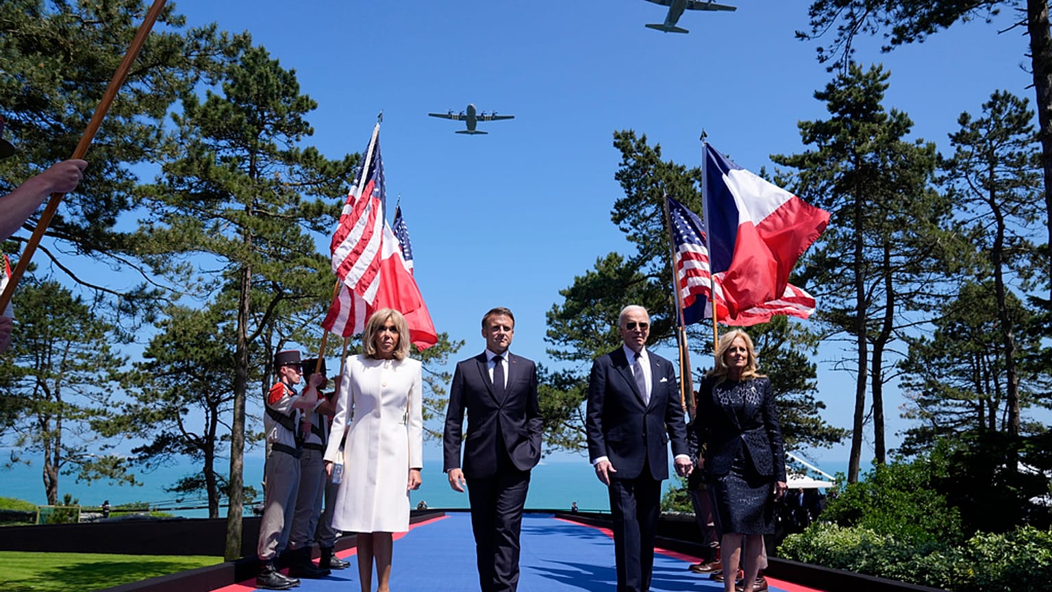 Joe Biden, a primeira-dama Jill Biden; Emmanuel Macron e a sua mulher Brigitte Macron sobem ao palco no 80.º aniversário do Dia D.