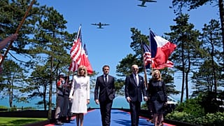 Joe Biden, a primeira-dama Jill Biden; Emmanuel Macron e a sua mulher Brigitte Macron sobem ao palco no 80.º aniversário do Dia D.