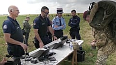 Die britischen Fallschirmspringer mussten zunächst zu Klapptischen mitten auf dem Feld, wo ihre Pässe abgestempelt wurden.