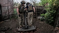 Foto fornita dalla 24a brigata meccanizzata, soldati ucraini si preparano a sparare con un mortaio da 120 mm verso la posizione russa sulla linea del fronte nel Dontesk