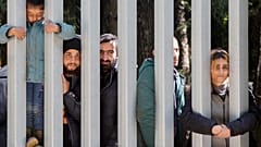لاجئون عند السياج الحدودي في بيالوفيزا- بولندا. 2023/05/28