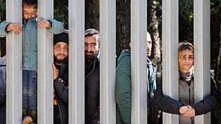 لاجئون عند السياج الحدودي في بيالوفيزا- بولندا. 2023/05/28