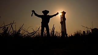 شخص يقف وواءه صاروخ ستارشيب الضخم التابع لشركة سبيس إكس أثناء استعداده لرحلة تجريبية من قاعدة ستاربايس في بوكا تشيكا، ولاية تكساس، الأربعاء، 5 حزيران / يونيو 2024.