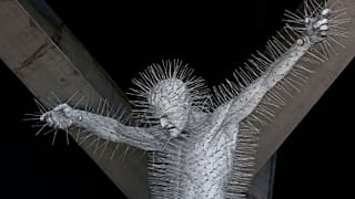 Il ladro" - Scultura di crocifissione di David Mach di 9 piedi.