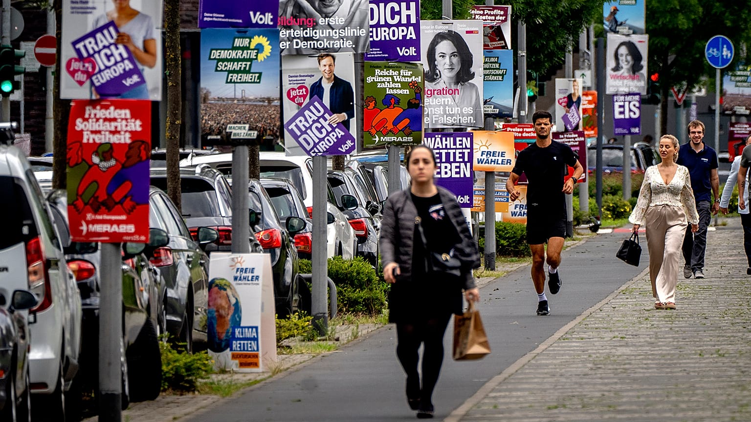 Menschen gehen an Wahlplakaten für die Europawahl in Frankfurt vorbei, 6. Juni 2024