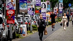 Menschen gehen an Wahlplakaten für die Europawahl in Frankfurt vorbei, 6. Juni 2024
