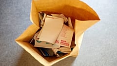 Papeletas electorales yacen en un cubo de basura en un colegio electoral en París, el domingo 26 de mayo de 2019.