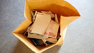 Os boletins de voto estão num caixote do lixo numa assembleia de voto em Paris, no domingo, 26 de maio de 2019.