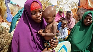 أم وطفلها الذي يعاني من سوء التغذية في مخيم مؤقت للنازحين مقديشو، الصومال