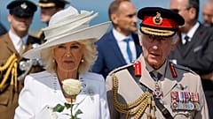 König Charles III. (rechts) und Königin Camilla (links) besuchten die D-Day-Gedenkfeier in der Normandie.