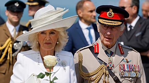 König Charles III. (rechts) und Königin Camilla (links) besuchten die D-Day-Gedenkfeier in der Normandie.