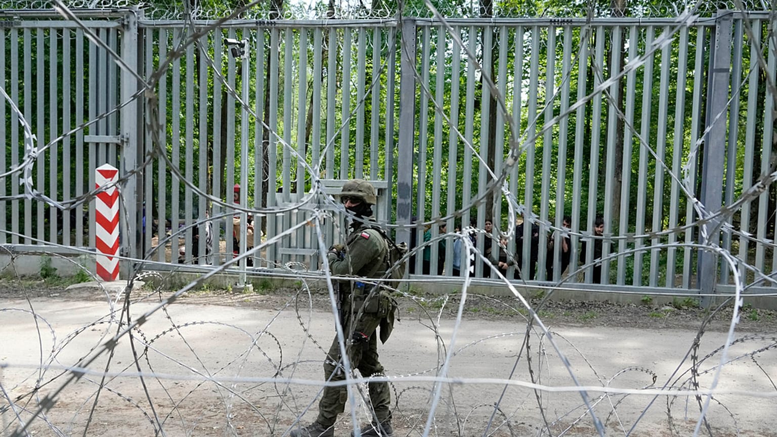 Der Soldat patrouillierte an einem 5,5 Meter hohen Zaun an der Grenze zu Belarus.