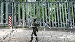 Der Soldat patrouillierte an einem 5,5 Meter hohen Zaun an der Grenze zu Belarus.